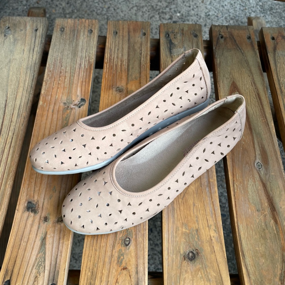 Munro Aubrey Perforated Wedge Loafer Tan Walking Shoe Size 8.5